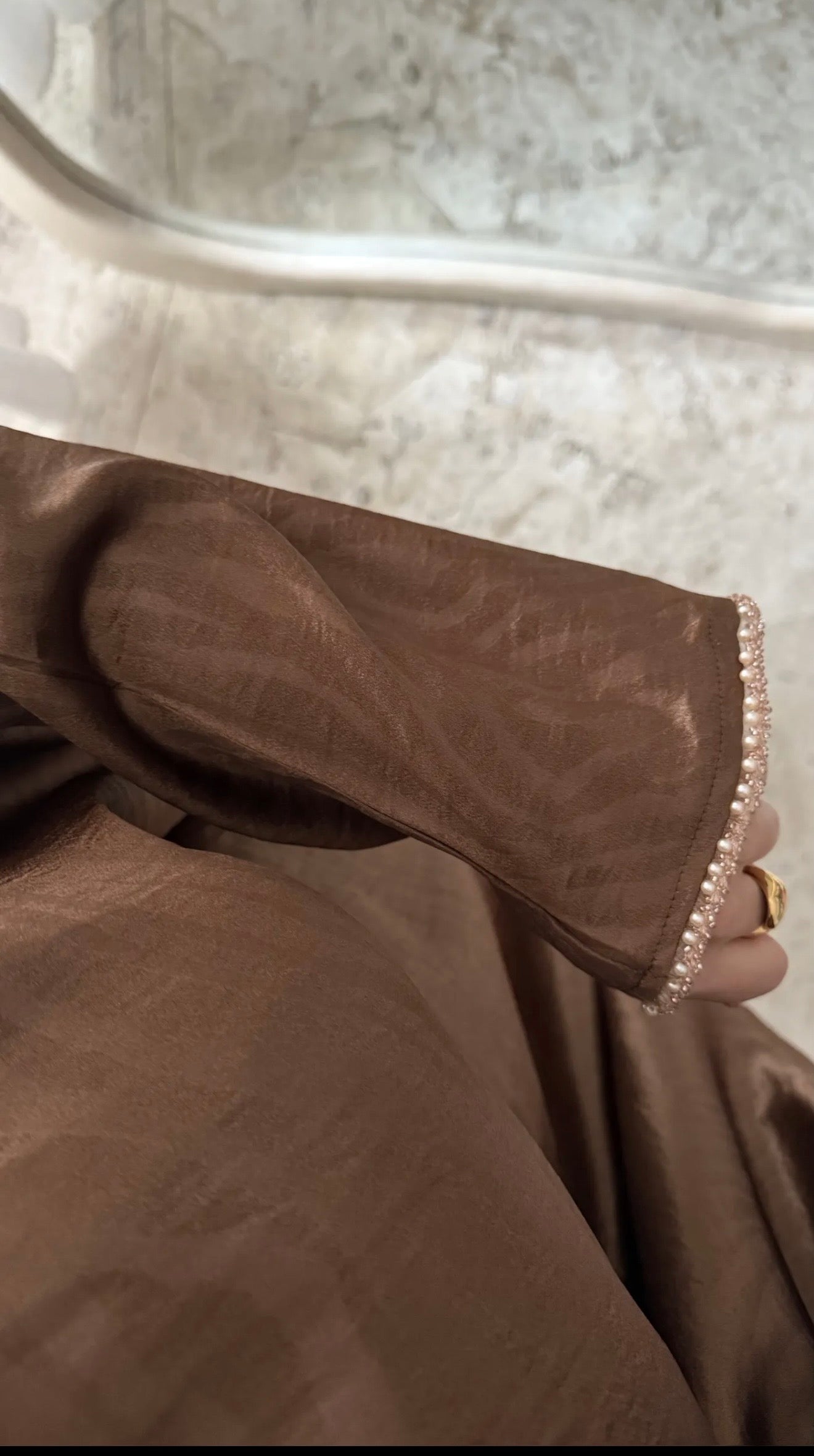 Abaya papillon en satin premium en relief ornée de parles